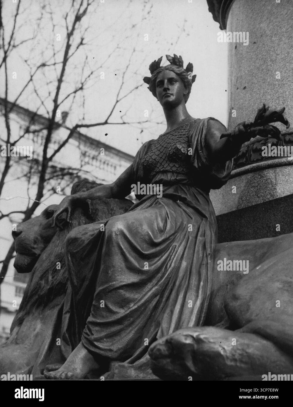 Britannia perd son épée -- épée de bronze attachée à la taille gauche de Britannia à Westminster, Londres, est ***** Aujourd'hui (mardi). Elle est assise sur un lion au pied de la statue de Colin Campbell, Lord Clyde, l'Indien ***** Ici, à Waterloo place. Un point de vue tenu par la police est que les supporters de football enthousiastes - à Londres pour la Coupe ***** Matchs - a pris l'épée de quatre pieds en représailles pour le vol de la pierre du couronnement. 9 janvier 1951. (Photo de Reuterphoto). Banque D'Images