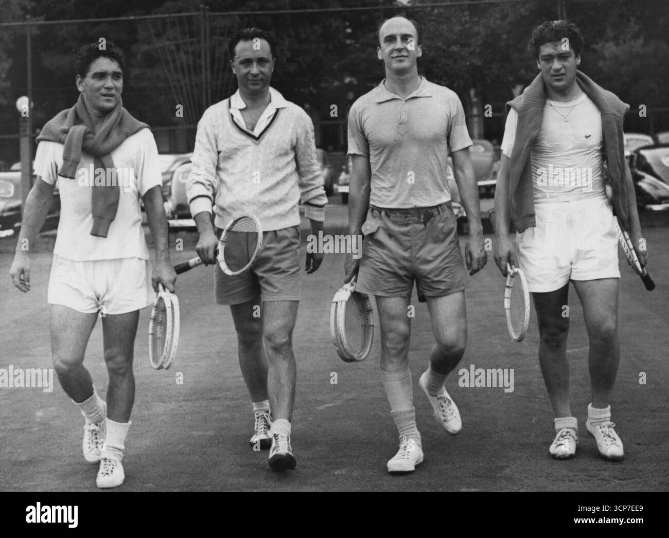 Coupes Davis italiennes à Westchester. Membre de l'équipe italienne de la Coupe Davis traversent le court au country club de Westchester à Rye, New York, le 5 août. Les équipes italienne et de coupe Davis se retrouvent en finale de la zone américaine au Westchester Club les 12, 13 et 14 août. De gauche à droite : Giovanni Cucell, le capitaine Ferruccio Quintavalle, Pierre Giovanni Canepele et Marcello Del Bello. 08 mai 1949. (Photo d'Associated Press photo) Banque D'Images