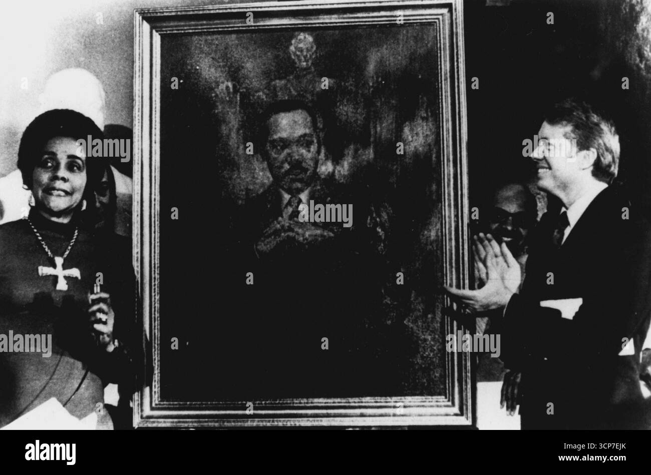 MRS Coretta Scott King, veuve du lauréat du Prix Noble de la paix, Dr Martin Luther King Jr., et le gouverneur de Géorgie Jimmy carter participent à des cérémonies lors du dévoilement d'un portrait du Dr King dans la rotonde du capitole de l'État en février 1974. C'est le premier portrait d'un leader noir à être placé dans la galerie officielle de l'État après que le gouverneur carter a établi un projet pour honorer les géorgiens noirs notables. 22 août 1950. Banque D'Images