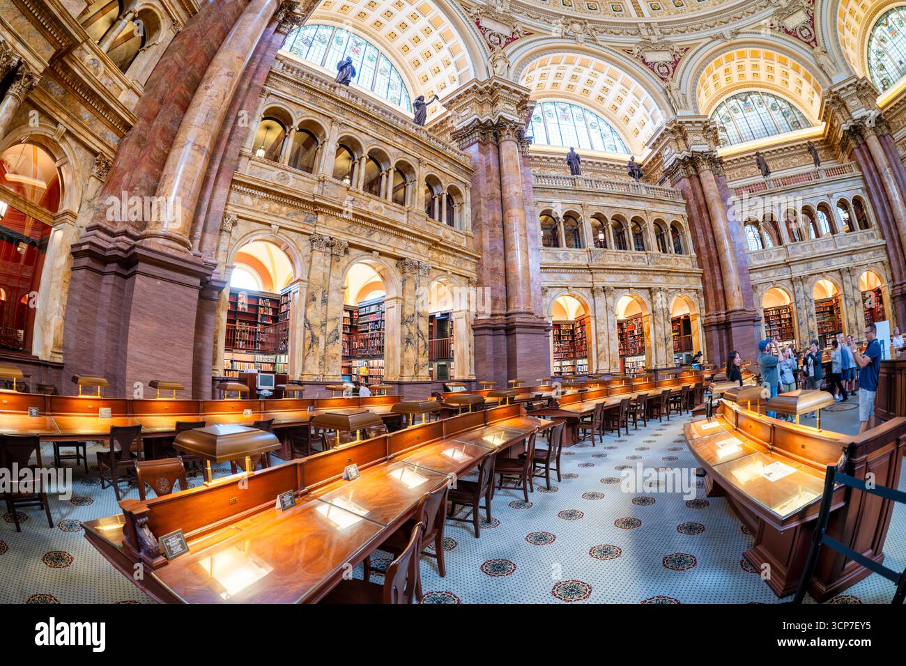 Jefferson Building salle de lecture principale Washington DC // WASHINGTON DC — la salle de lecture principale de la Bibliothèque du Congrès est un grand espace orné conçu pour l'étude et la recherche. La chambre dispose de rangées de bureaux en bois poli, chacun équipé de lampes individuelles, et est entourée de grandes étagères remplies de livres. Au-dessus de vous, un magnifique dôme est orné de détails architecturaux complexes et de vitraux. La Bibliothèque du Congrès, créée en 1800, est le bras de recherche du Congrès américain et la plus grande bibliothèque du monde à la fois par l'espace d'étagères et le nombre d'articles. Son J Banque D'Images
