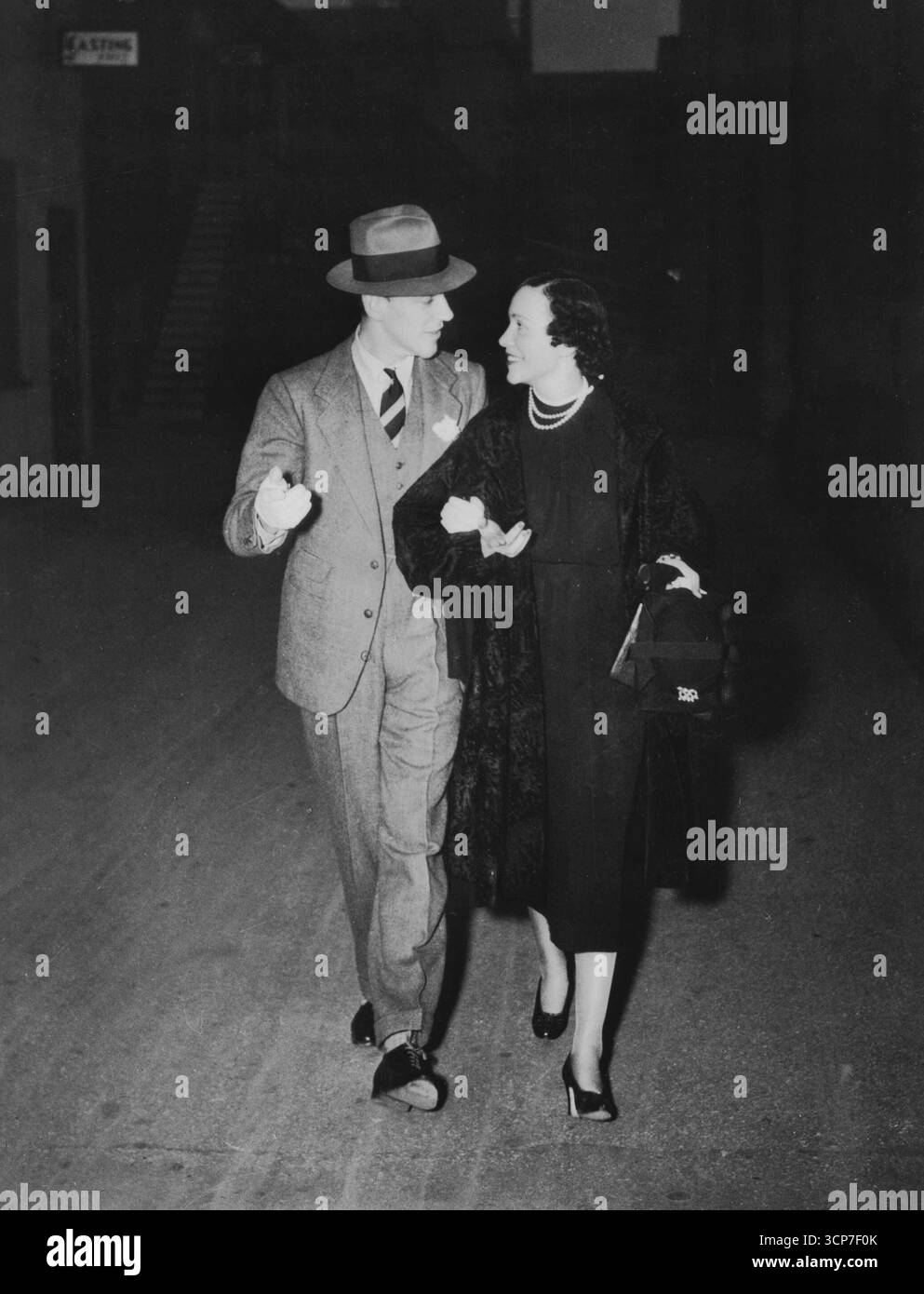 FA-237, la vivante sœur de Fred Astaire, Adele, Lady Cavendish, rend sa première visite à la maison de son frère à Hollywood. Le danseur est vu ici étayer sa sœur le studio RKO Radio. Astaire montre à Lord et Cavendish les vues du Southland avant de commencer à travailler avec ***** Rogers on ****** . 04 juin 1939. (Photo de Fred A. Parrish, Radio Picture) Banque D'Images