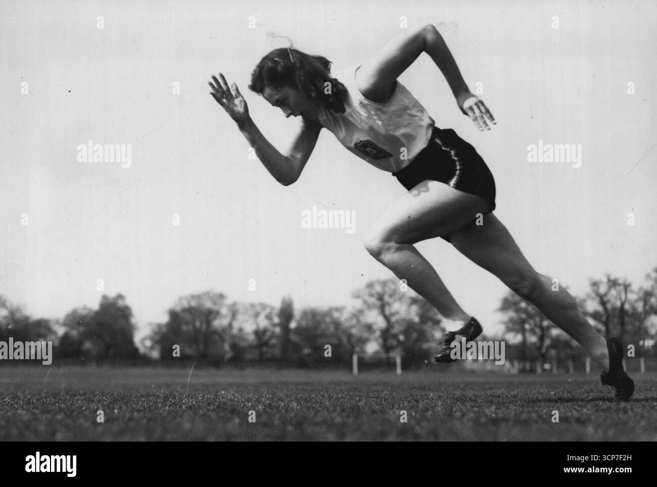 'Physical protection' - et 200 mètres Champion.Picture shows :- perfection in Motion'- 'stoppée' par la caméra à grande vitesse, Sylvia Cheeseman est l'incarnation ou la vitesse sans effort de ce Sprint-Take-off, pendant l'entraînement olympique à Motspur Park, Surrey.Tall, cheveux foncés, Sylvia Cheeseman, dix-neuf ans ou le club sportif Middlesex, est la championne britannique du 200 mètres, et, plus que cela, elle possède 'la meilleure figure athlétique athlétique, je sais', selon les clubs de WoodDr. 21 avril 1948. (Photo de Reuterphoto) Banque D'Images