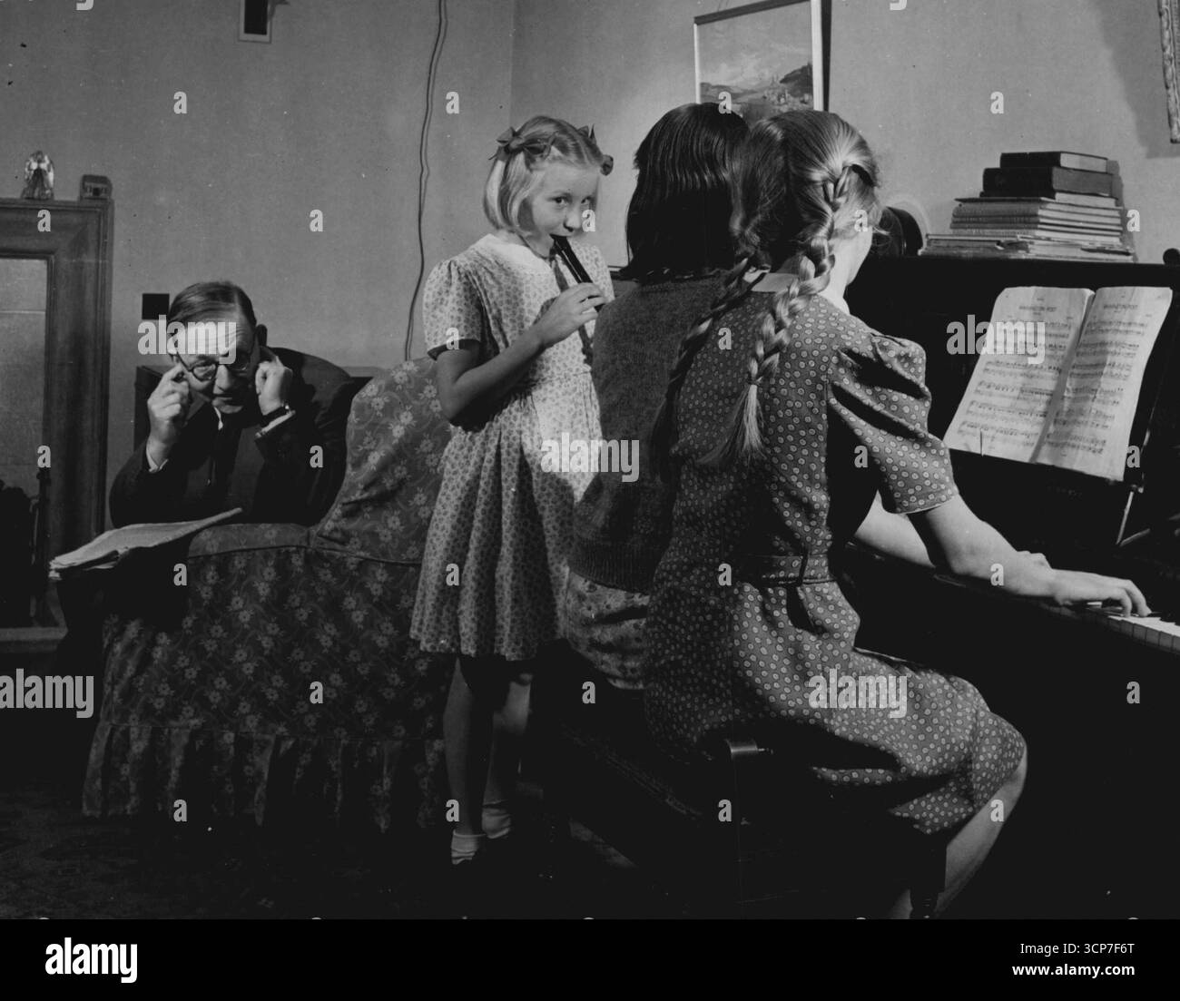 La paix arrive à HarwellPeace a au moins sept si Catharine, Elizabeth et Jocelyn essayent les 'atomes solitaires' sur le piano et les disques. Le professeur Sir John Cockcroft, C.B.E., F.R.S. le 17 juillet 1948. Le manteau du secret a été levé des activités de l'Atomic Energy Research Establishment de Grande-Bretagne à Harwall, près de Didcot, dans le Berkshire. Aujourd'hui, la Grande-Bretagne a deux piles atomiques qui non seulement fournissent suffisamment d'isotopes radioactifs pour répondre aux besoins médicaux de la nation, et permettra d'étendre l'approvisionnement en isotopes aux membres du Commonwealth britannique et d'autres pays, mais sont également une base de ex Banque D'Images