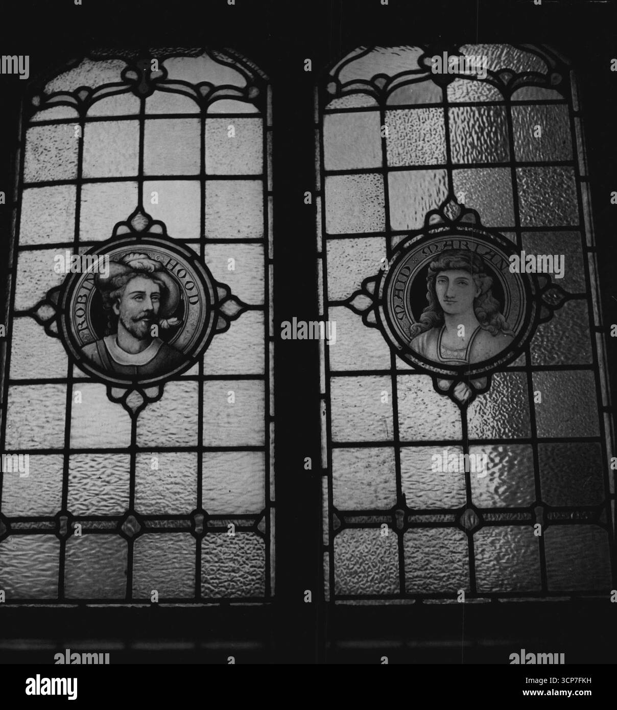 Sur les traces de Robin des bois -- des portraits de Robin des bois et de Maid Marian sont dans les vitraux de l'hôtel Dukeries, à Edwinstowe, dans la forêt de Shewood. 2 mars 1949. (Photo de Steven Henty, Pictorial Press). Banque D'Images