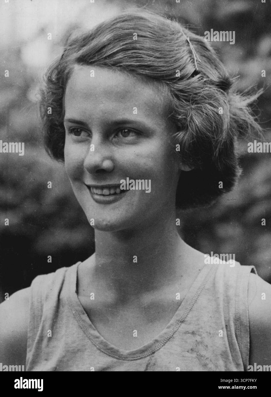 Judy Canty, 17 ans, sauteur au large, car Jan Blankers, entraîneur-mari de la célèbre coureuse néerlandaise Fanny Blankers-Koen, dit qu'elle devrait remporter le saut aux Jeux de l'Empire à Auckland l'année prochaine, et peut-être l'épreuve olympique de 1952. M. Blankers a formé sa femme pour sa carrière sportive, et de tous les gens devraient connaître un sauteur naturel quand il en voit un. Judy, a-t-il dit, était jeune, inexpérimentée et nerveuse lorsqu’elle s’est classée septième aux Jeux olympiques de 1948. Quoi qu'il en soit, Judy peut sauter 18 pieds cinq pouces, ce qui est un saut puissant. 01 septembre 1949. Banque D'Images