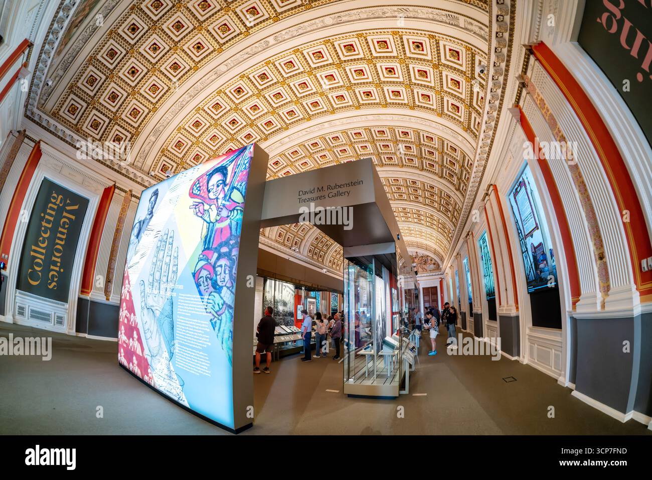 Jefferson Building Library of Congress David M Rubenstein Treasures Gallery Washington DC // WASHINGTON DC — la David M. Rubenstein Treasures Gallery de la Bibliothèque du Congrès expose des objets et des expositions de ses vastes collections. Cette galerie, située dans le bâtiment historique Jefferson, présente des objets qui illuminent l'histoire et la culture américaines. L'exposition « trésors de la Bibliothèque du Congrès » offre aux visiteurs un aperçu des fonds de la bibliothèque, qui comprennent des livres, des manuscrits, des cartes, des photographies, et des enregistrements. L'architecture ornée de la galerie, avec un riche de Banque D'Images
