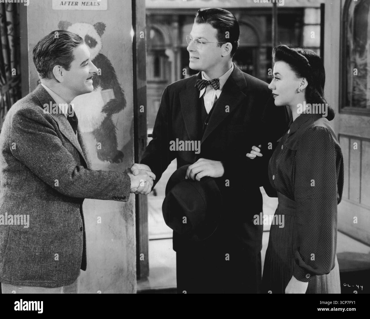 Ronald Colman, Jack Carson et Ginger Rogers sont montrés dans une scène de la romance comique de RKO Radio, « Lucky Partners », provisoirement intitulée véhicule co-vedette pour Colman et Miss Rogers. La tête de la distribution de soutien est Spring Byington, Carson, Billy Gilbert et d'autres joueurs bien connus. 03 janvier 1941. Banque D'Images