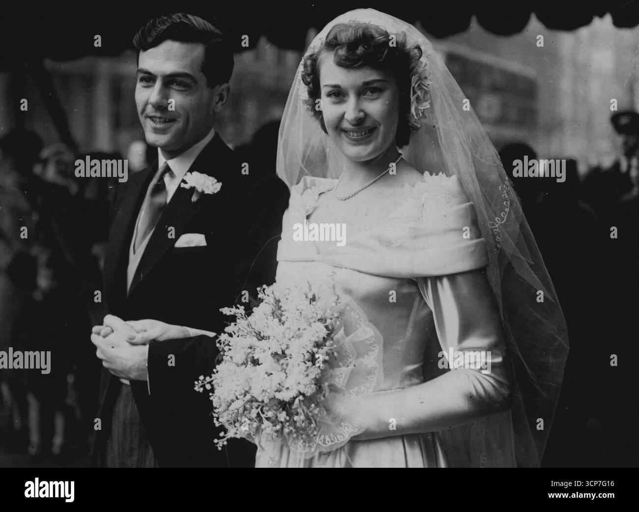 Carol Carr, la chanteuse de radio, quittant Holy Trinity Church, Sloane Street, S.W., aujourd'hui après son mariage avec M.R. Peter Leuw. 22 janvier. 14 février 1949. (Photo par Daily mail Contract Picture) Banque D'Images