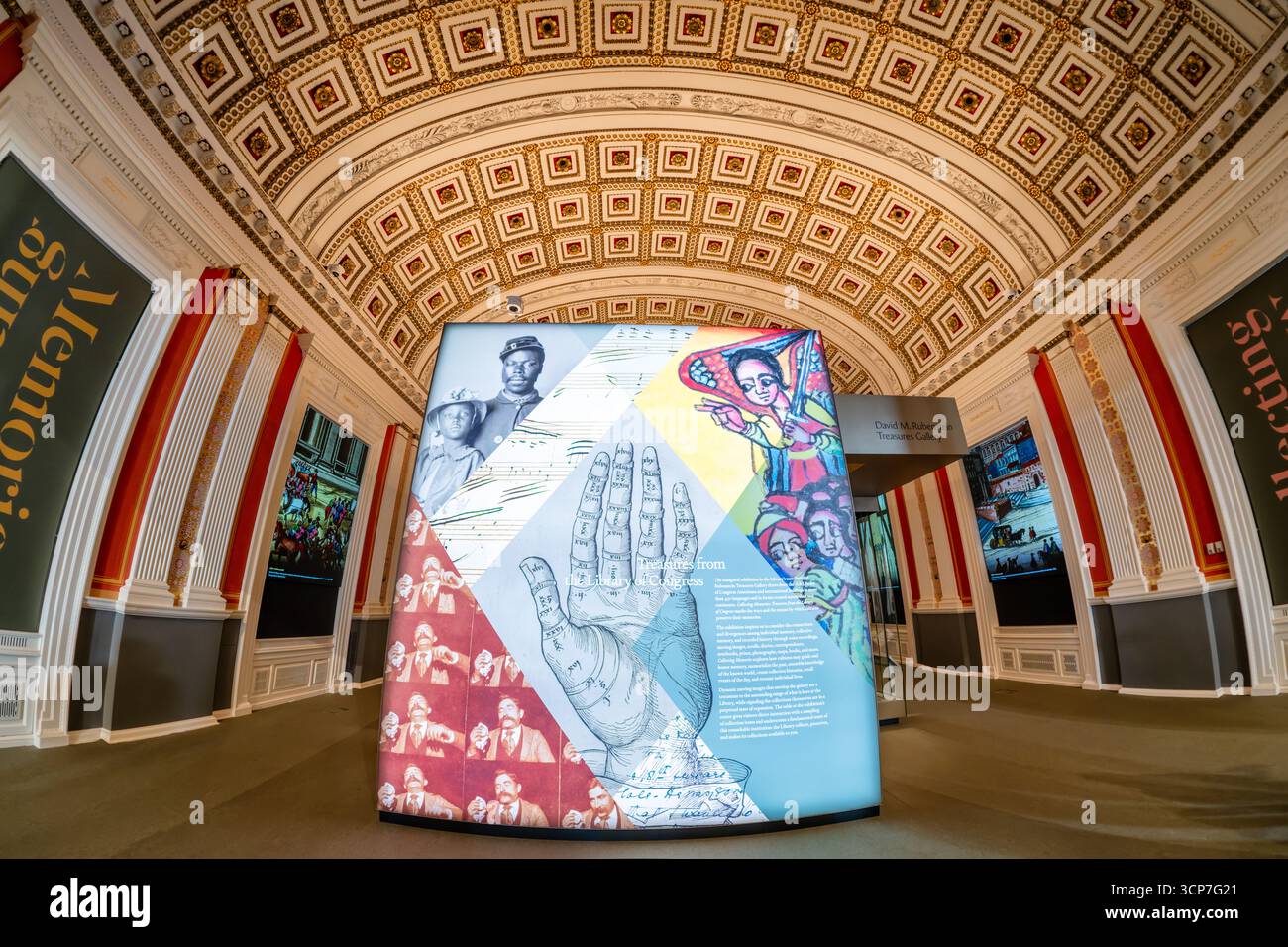Jefferson Building Library of Congress David M Rubenstein Treasures Gallery Washington DC // WASHINGTON DC — la David M. Rubenstein Treasures Gallery de la Bibliothèque du Congrès présente une exposition intitulée Treasures from the Library of Congress. Cette galerie présente une collection diversifiée tirée des vastes collections de la Bibliothèque, mettant en valeur des objets qui couvrent les continents et les cultures. L’exposition vise à explorer les connexions et les divergences dans la mémoire individuelle, la mémoire collective et l’histoire enregistrée à travers divers médias. Les visiteurs peuvent s'engager avec des enregistrements vocaux, des images animées, des parchemins Banque D'Images