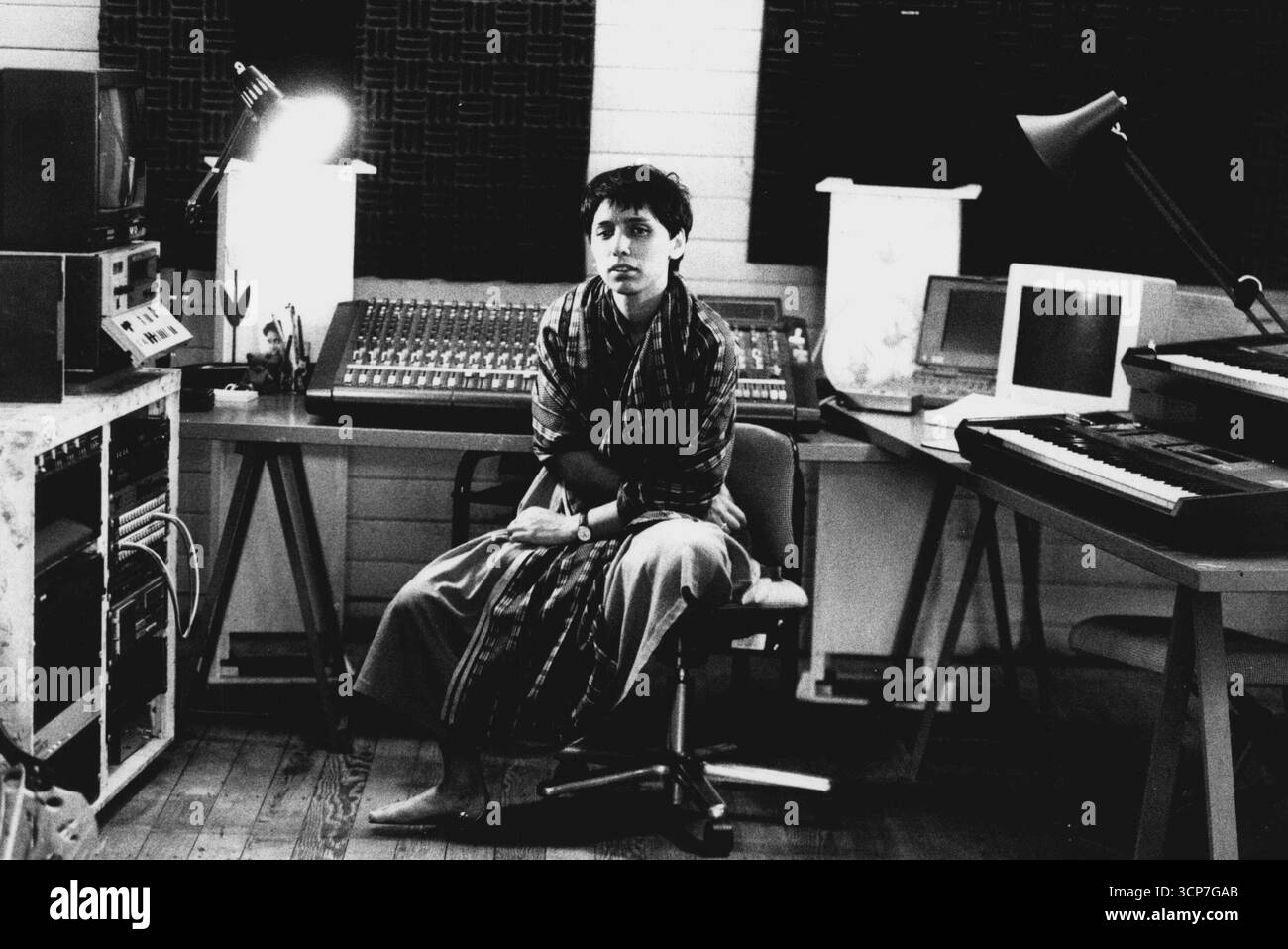 La musique vient aussi facilement à Charlie Chan que la réparation des voitures vient à la mécanique. Elle peut le faire sans trop de tracas aussi bien "I've Got Than Kind of Brain", l'année dernière, le label classique de Sony, Master Works, a sorti le premier album éclectique de Chan, The Adventures of ., un CD allant d'un quasi-hymne surprenant inspiré de Monteverdi à la batterie africaine infectieuse et cela juste dans la première piste. Le bureau de Sony à New York a été suffisamment impressionné pour l'inclure sur une compilation qu'il a envoyé à un festival de l'inclure sur une cassette qu'il a envoyé à un film indépendant. 03 mars 1994. (Photo de Michele MOS Banque D'Images