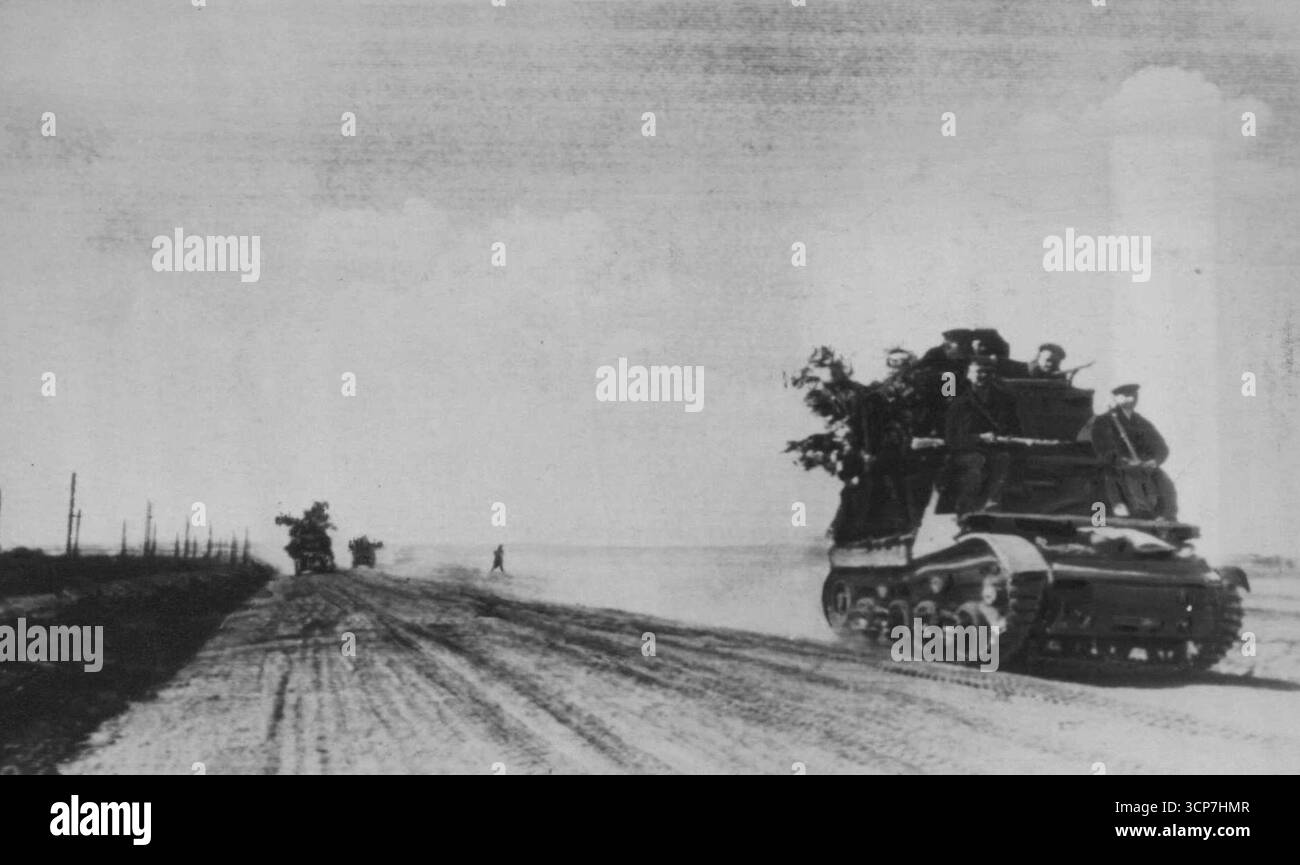 Chars russes sur la route -- les chars de l'Armée rouge roulent le long d'une autoroute 'sur le chemin des lignes de front près d'Odessa,' selon des sources russes. 10 septembre 1941. (Photo par AP Wirephoto) Banque D'Images