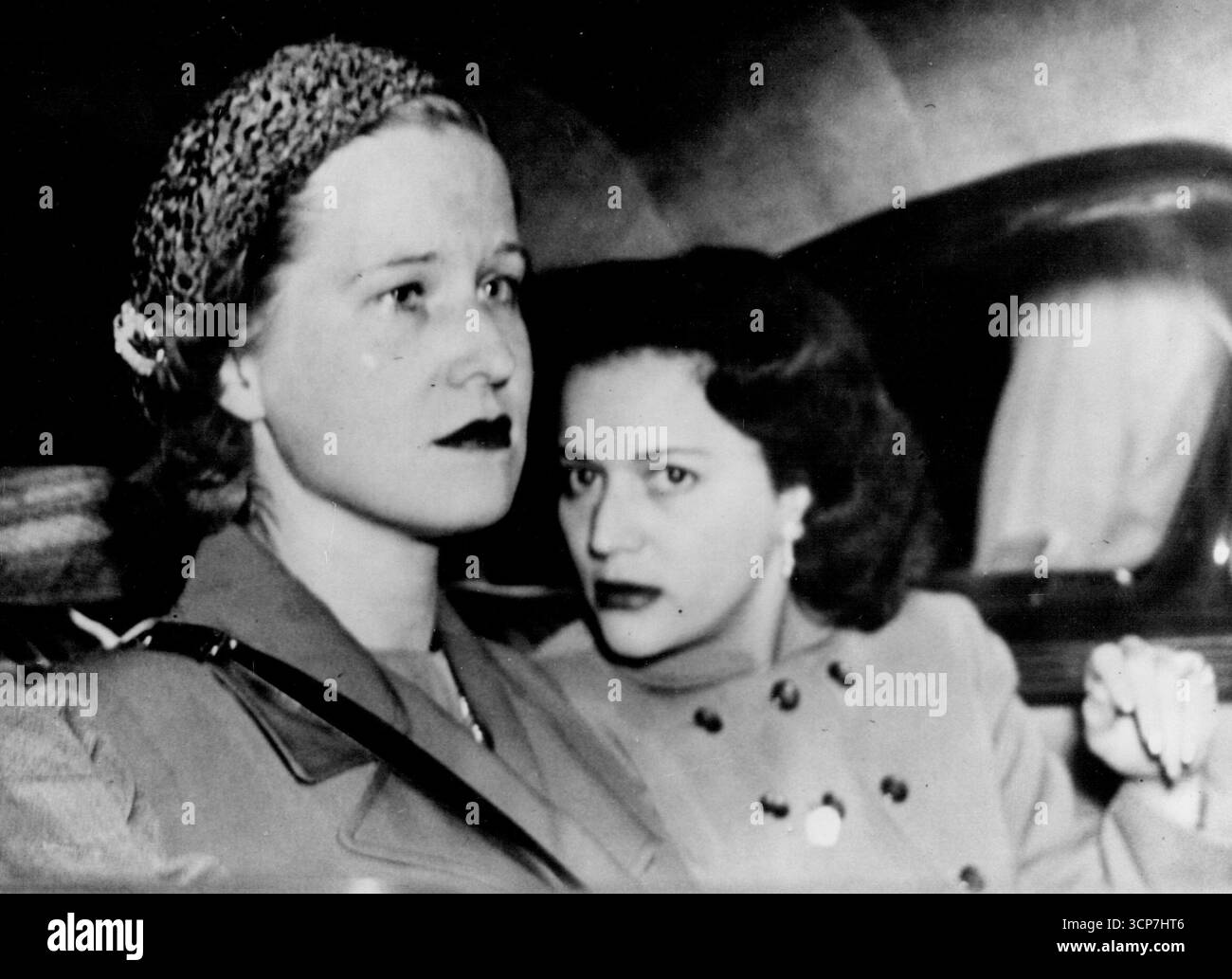 Arrive pour Wuestioning dans Vice Probe. -- Raymond Russell Davioni (à gauche) accusé de prostitution forcée, vivant des recettes de prosto.Mrs. Marguerite Cordova, 23 ans. (À droite) ancien chapeau de boîte de nuit de New York et fille cigarette, assis dans l'auto à la Guardia Field. New York, le 4 septembre après son arrivée en avion de Chicago, avec elle est la policière Rita Finn. Mors Cordova a renoncé à l'extradition à Chicago et a été amené à New York pour wuestioning dans l'enquête actuelle de la société de café vice. 20 février 1953. (Photo d'Associated Press photo) Banque D'Images