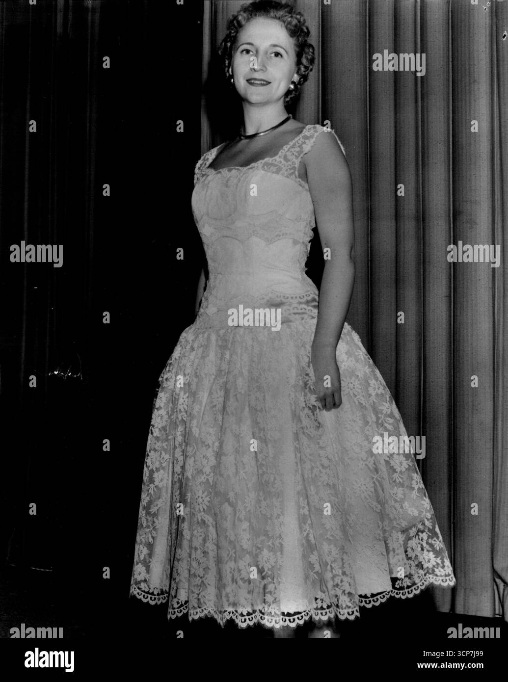 Pour le onzième défilé annuel March of Dimes, qui a lieu hier midi dans la salle de bal du Waldorf-Astoria, Margaret Truman porte une robe de soirée courte en dentelle blanche, conçue par Karen Stark pour Harvey Berin. 31 janvier 1955. (Photo de Don Rice, New York Herald Tribune). Banque D'Images