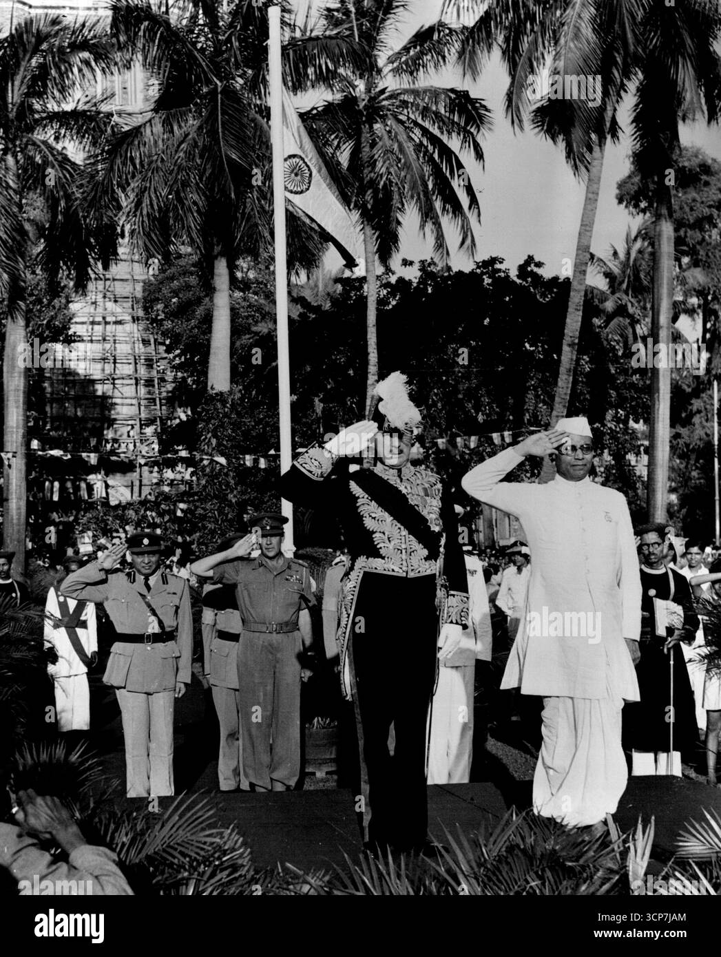 Comme l'a célébré Bombay - lors de cérémonies à l'Oval Maidan à Bombay le jour de l'indépendance indienne, le Gouverneur de Bombay, Sir John Colville, vêtu d'un splendide uniforme rouge et or, et le premier Ministre B.G. Kher saluent les membres des gardes de Bombay. 29 août 1947. (Photo d'Acme News Pictures). Banque D'Images