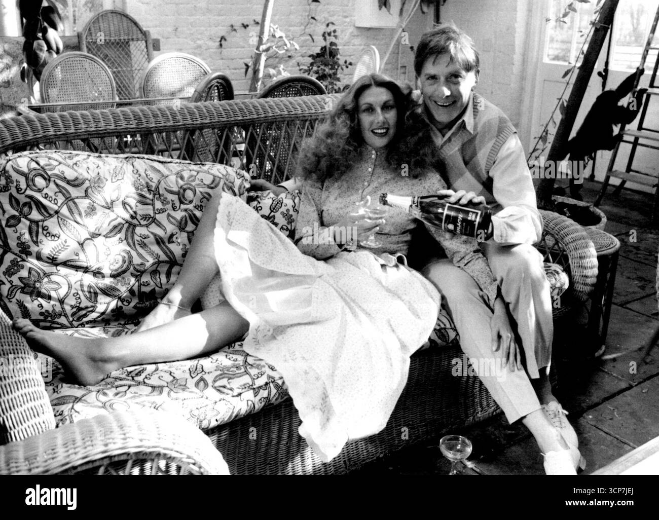 Un genre très étrange d'amour -- Marilyn et Victor 'curs est un ***** .Theirs est l'histoire dans la tradition classique de garçon rencontre fille, garçon perd fille, garçon obtient fille. Mais quand le garçon est Victor Lownes, ancien patron britannique de Playboy de 94 ans, et que la fille est pleine face centrale Marilyn Cole, tout devient un conte du ***** . Marilyn et Victor se séparent en 1977, après une histoire de sept ans. La raison. un autre ***** . Nouveau ici, ils sont cinq ans après avoir vécu ensemble comme Darby et Joan à Lowmes ***** manoir de campagne ***** un lieu bien connu pour ***** partis et généralités **** Banque D'Images Un genre très étrange d'amour -- Marilyn et Victor 'curs est un ***** .Theirs est l'histoire dans la tradition classique de garçon rencontre fille, garçon perd fille, garçon obtient fille. Mais quand le garçon est Victor Lownes, ancien patron britannique de Playboy de 94 ans, et que la fille est pleine face centrale Marilyn Cole, tout devient un conte du ***** . Marilyn et Victor se séparent en 1977, après une histoire de sept ans. La raison. un autre ***** . Nouveau ici, ils sont cinq ans après avoir vécu ensemble comme Darby et Joan à Lowmes ***** manoir de campagne ***** un lieu bien connu pour ***** partis et généralités **** Banque D'Images