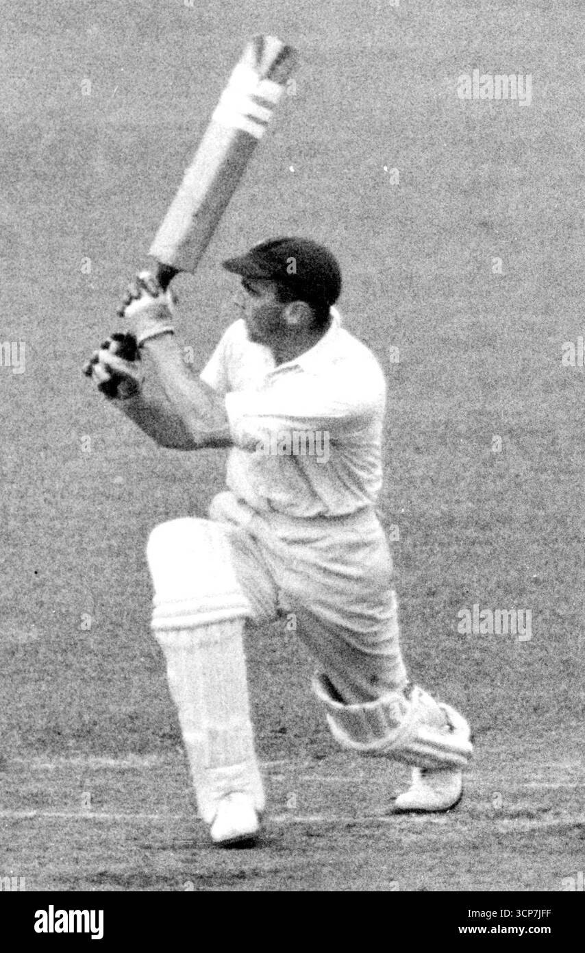 Nouveaux arrivants dans l'équipe anglaise pour le troisième match test.photo montre : Crapp (Gloucester) en action.les changements apportés dans l'équipe anglaise pour le troisième match test à Manchester comprennent l'abandon de Hutton et Coxon, et l'inclusion de Crapp, de Gloucester, et Pollard, du Lancashire. Crapp est un joueur de terrain de première classe et a également marqué bien pour son équipe dans les matchs du comté. 05 juillet 1948. (Photo de Sport & General Press Agency Limited) Banque D'Images