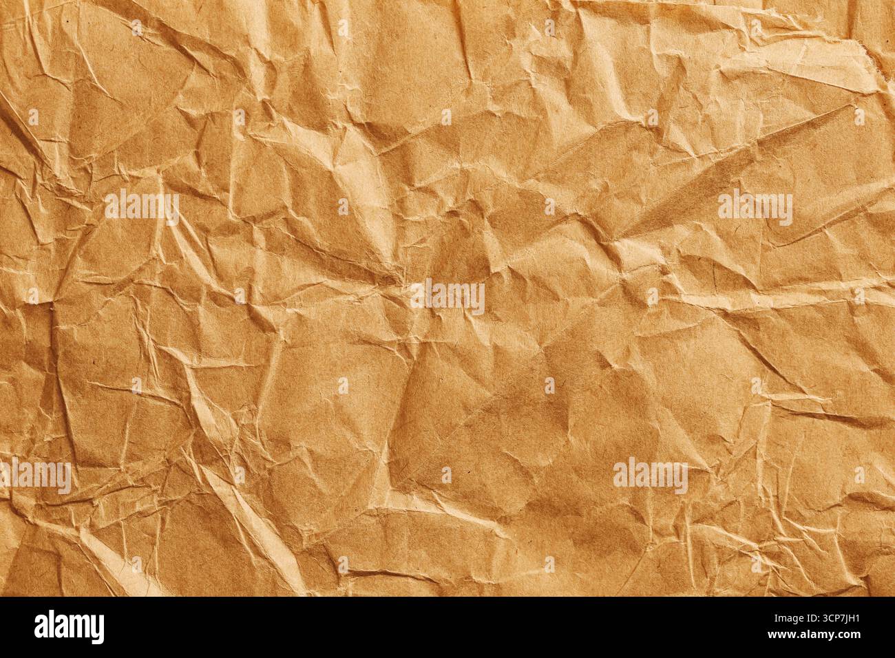 Fond de texture de papier brun froissé. Vieille surface en carton vintage avec des plis et des plis. Détail des matériaux artisanaux recyclés en gros plan. Banque D'Images
