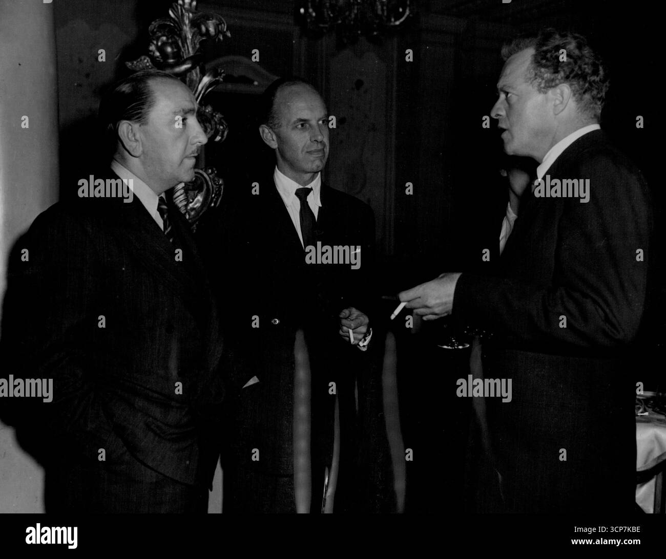 Robert Clark (à gauche), directeur exécutif en charge de la production aux studios Elstree et le scénariste Robert Westerby rencontrent la star hollywoodienne Van Heflin, qui venait d'arriver en Angleterre pour jouer le rôle principal face à Wanda Hendrix dans la production associée British-Mayflower Mask of Pharaoh. L'occasion de leur rencontre a été une réception de presse tenue à l'Empress Club, Dover qualifié,W.1. 1er mai 1953. Banque D'Images