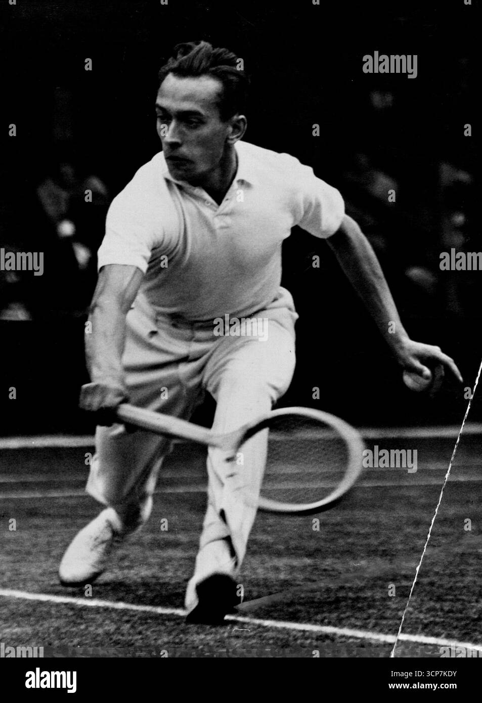 Conquérant de Tilden. - Une photo d'action saisissante prise lors du tournoi de Wimbledon de H. Cochet, qui, en finale de la Coupe Davis, a battu le redoutable Tilden, aidant à conserver la Coupe Davis pour la France. L'hommage de Tilden était : « il est le meilleur joueur du monde. » 1er janvier 1928. (Photo de Sport & General Press Agency, Limited). Banque D'Images