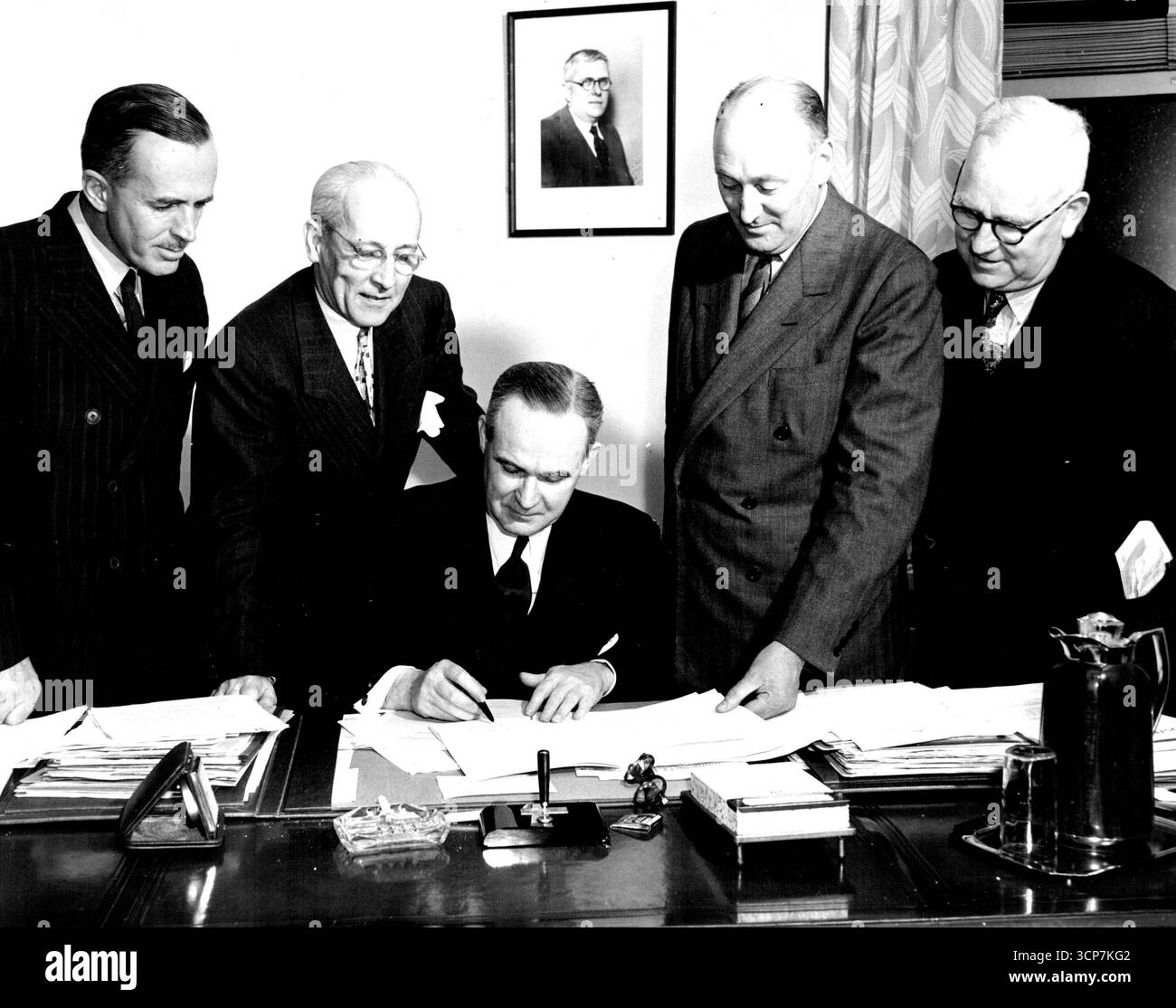 Des représentants du Commonwealth d'Australie ont signé des contrats à New York cette semaine pour l'achat de cinq Convair-240 bimoteurs de 300 M.h. de la Consolidated Vultee Aircraft Corporation pour environ 1 500 000 $. Sur la photo, nous signons de gauche à droite Lester Brain, directeur général de TRANS-Australia Airlines ; William A. Blees, vice-président chargé des ventes pour Consolidated Vultee ; C.V. Kellway, consul général à New York ; Un .W. Coles Président de l'Australian National Airlines Commission et William Conelan, M.H.R. pour le Queensland. 8 mars 1947. Banque D'Images