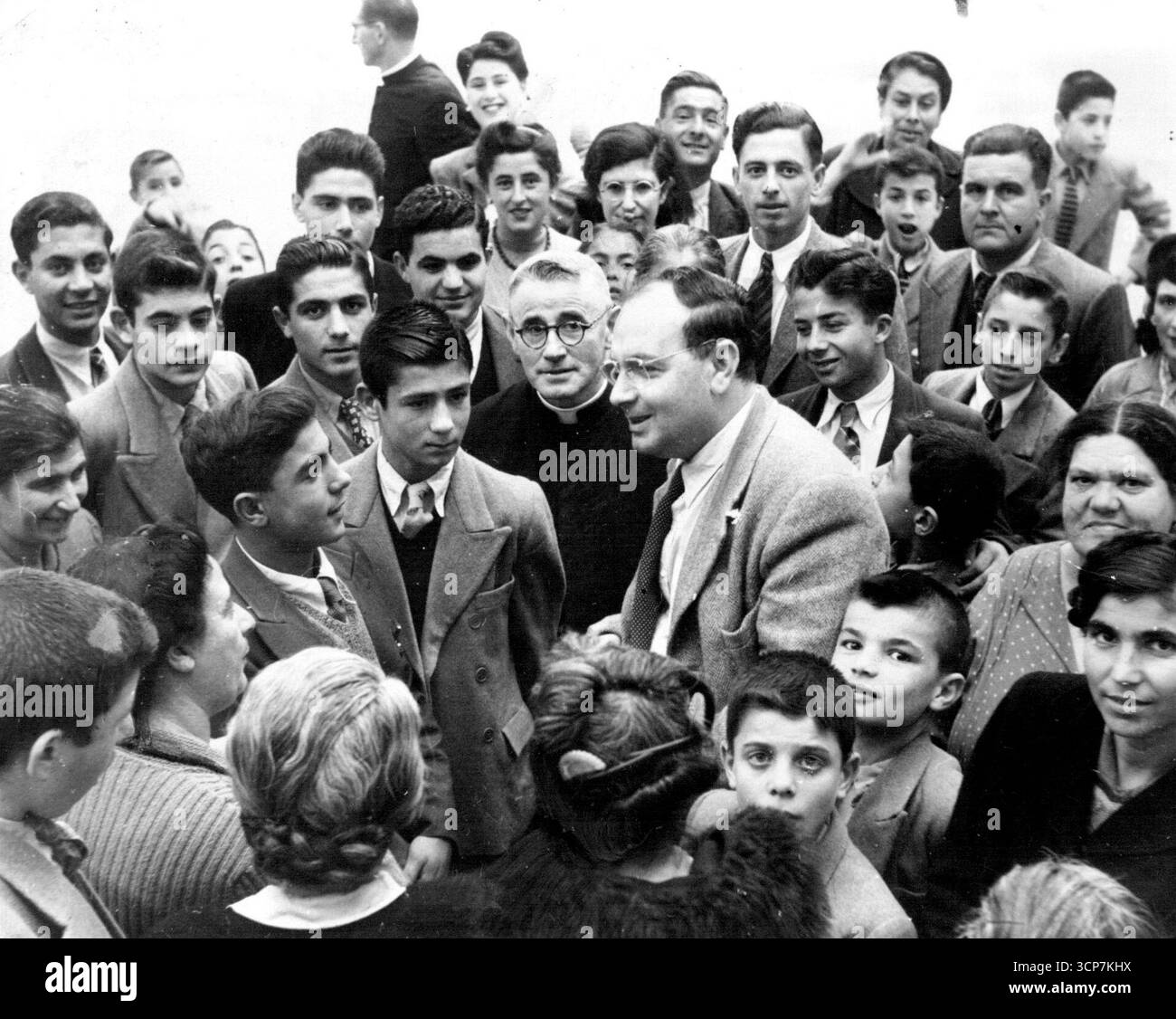 Boys of, Patricks Institute Sliema, Malta, écoutez avec beaucoup d'intérêt Mr. J.J. Cole, Ministre de l'émigration.New migrants for Australia se réunissent avant de quitter Patrick's Institute, Sliema, Malta. Les élèves ont submergé le ministre de l'émigration, Mr. J. J. Cole, avec des questions sur leurs perspectives d'avenir ici, et ont été très satisfaits des réponses.migration des enfants - en réponse à une question posée par Mr. J. J. Cole, ministre de l'émigration, un grand nombre de garçons de l'Institut Patrick, Sliema, ont choisi d'émigrer en Australie. L'occasion a été une conférence sur 'la migration des enfants' par Mr. Co Banque D'Images