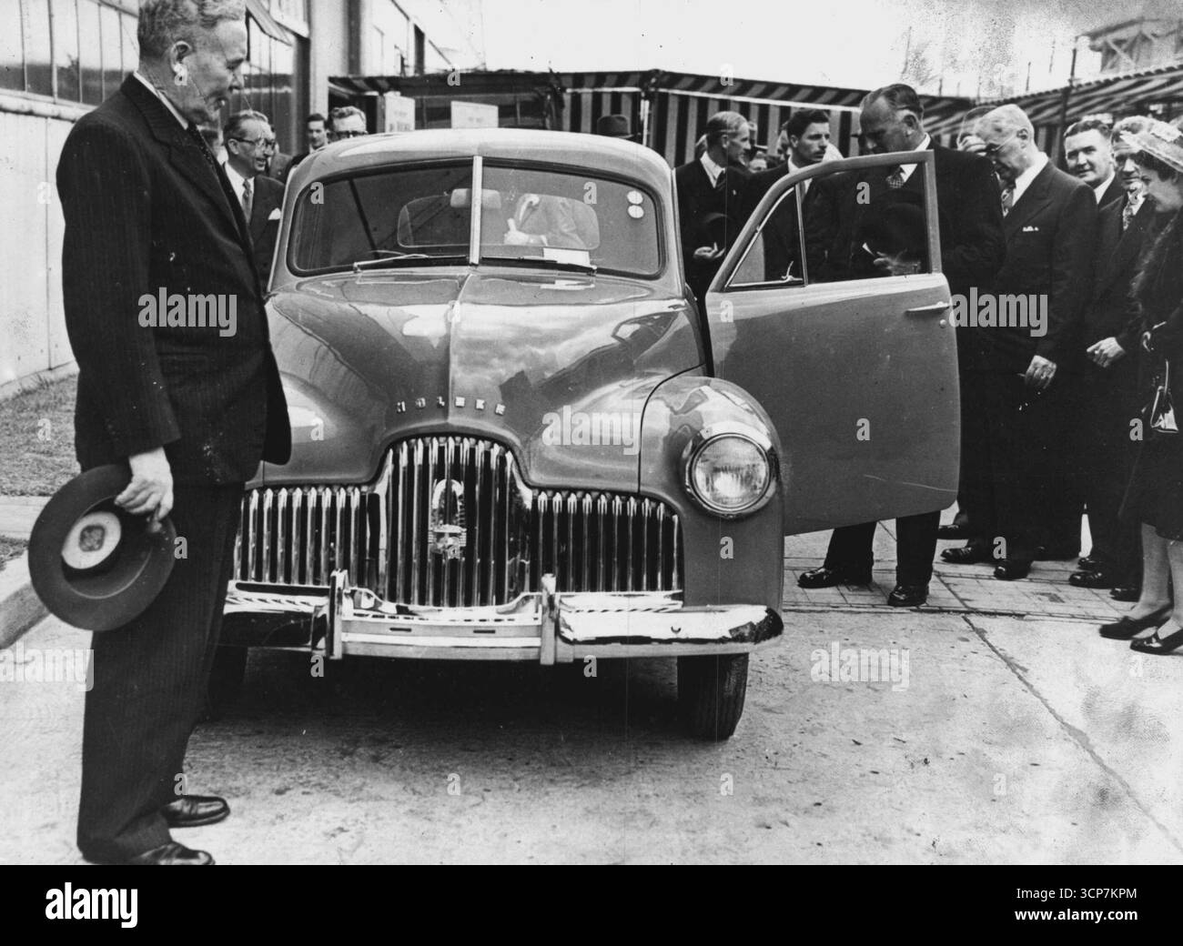 Le premier ministre Ben Chitley présente la voiture Holden au pays le 29 novembre 1948 . . . un modèle similaire de 48/215 sera exposé parmi les « golden oldies » du salon. 29 novembre 1948. Banque D'Images