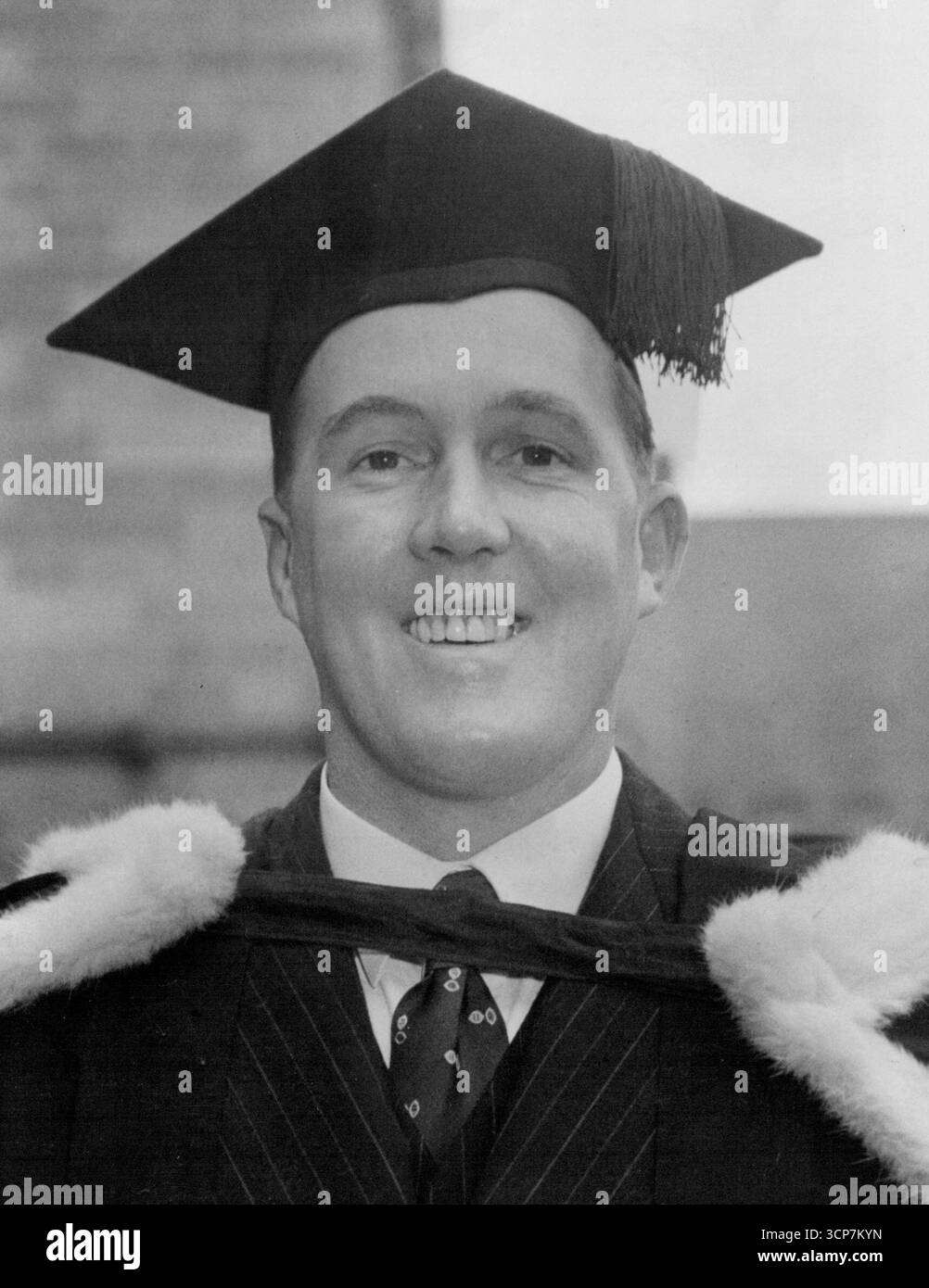 Journée de remise des diplômes au UniInternational Rugby Union et joueur olympique de water-polo Roger Cornforth après avoir obtenu son diplôme d'a B.A. le 20 mai 1950. Banque D'Images