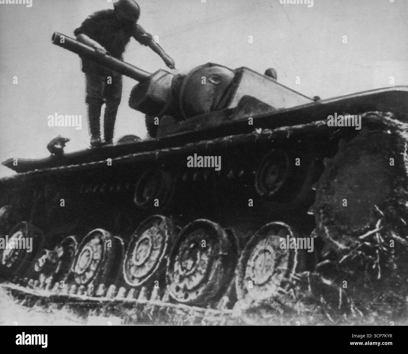 Un soldat allemand inspecte le char rouge capturé - Un soldat allemand se tient au sommet d'un char soviétique capturé à un point inconnu dans la zone de bataille nazi-russe. Le haut commandement allemand a affirmé aujourd'hui avoir détruit ou capturé 2 233 chars russes au cours de la première semaine de guerre. 29 juin 1941. (Photo par AP Wirephoto) Banque D'Images