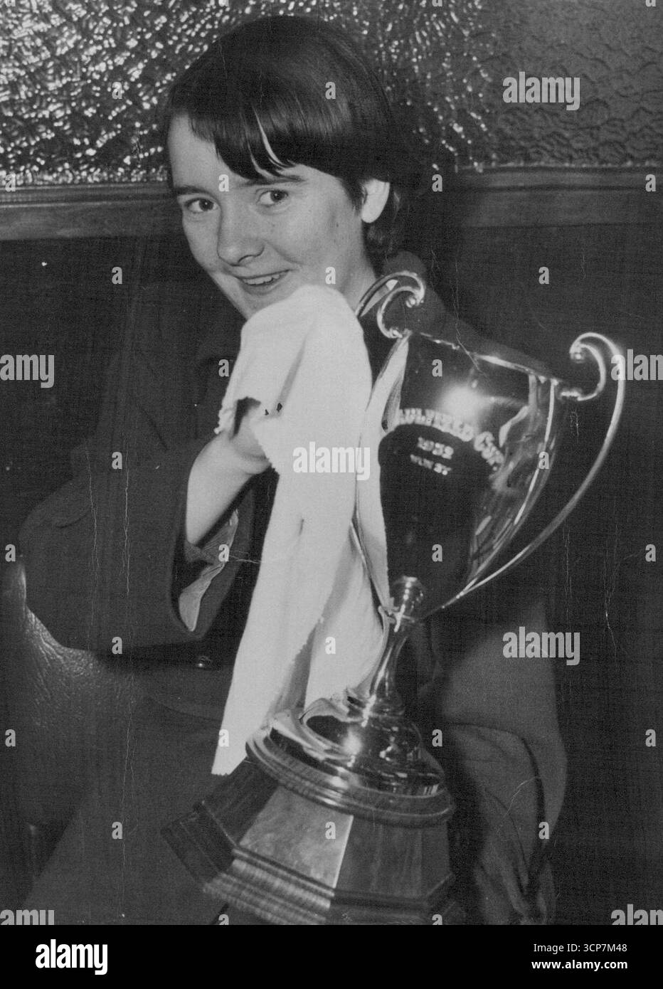 Mettre un vernis sur la Caulfield Cup 1952 est l'employée Miss Maureen Soraghan. Le trophée d'or ira au vainqueur de la grande course de demain. 20 octobre 1952. Banque D'Images