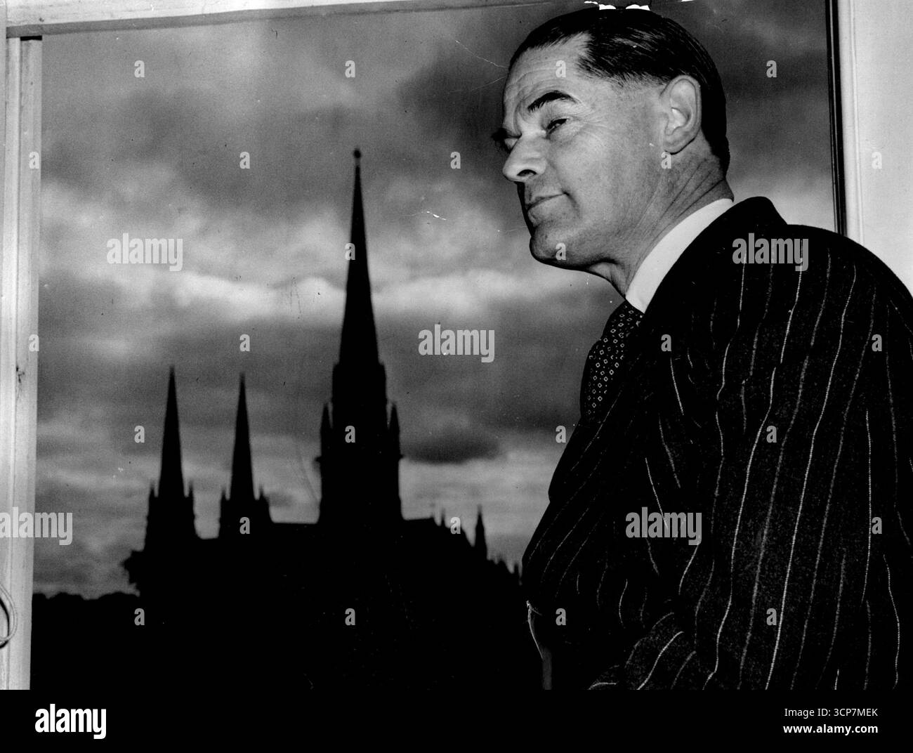 Son bureau surplombe les flèches de la cathédrale de membre Patrick. Il est facilement disponible. Il n'y a pas de bureau de secrétaire à négocier, et pas de nom ou de titre sur la porte ou le bureau. 12 septembre 1950. Banque D'Images