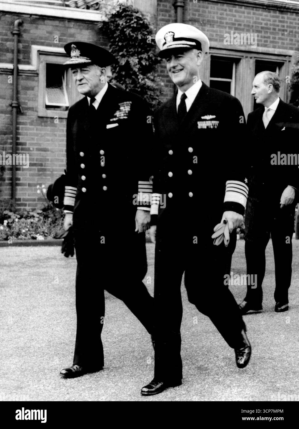 L'amiral accueillait des représentants de l'OTAN en visite -- sortaient ensemble l'amiral Sir George Creasy commandant en chef de la zone Atlantique est (à gauche) et l'amiral Lynde D. McCormick, commandant suprême des forces alliées de l'Atlantique. Les deux amiraux, ainsi que le maréchal de l'air Sir Alick Stevens, commandant en chef de la zone de l'Atlantique est, ont accueilli des membres du Conseil des représentants permanents de l'Organisation du Traité de l'Atlantique Nord qui ont visité aujourd'hui le quartier général du commandant en chef de la marine et de l'air. Le parti, dirigé par Lord Ismay, secrétaire général, est ici en relation avec th Banque D'Images