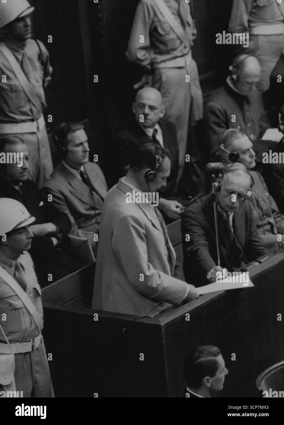 Herman Goering est vu faire son ***** Au tribunal de Nuremberg aujourd'hui 31 août.Herman Goering une fois ***** maréchal et chef de la Luftwaffe. LED le 20 ***** Accusé de crimes de guerre comme le procès de Nuremberg, aujourd'hui, août 31, lorsque les nazis ***** ils ont fait leurs plaidoiries finales, avant que la cour ne s'ajourne pour examiner les ***** . 10 septembre 1941. (Photo d'Associated Press photo). Banque D'Images