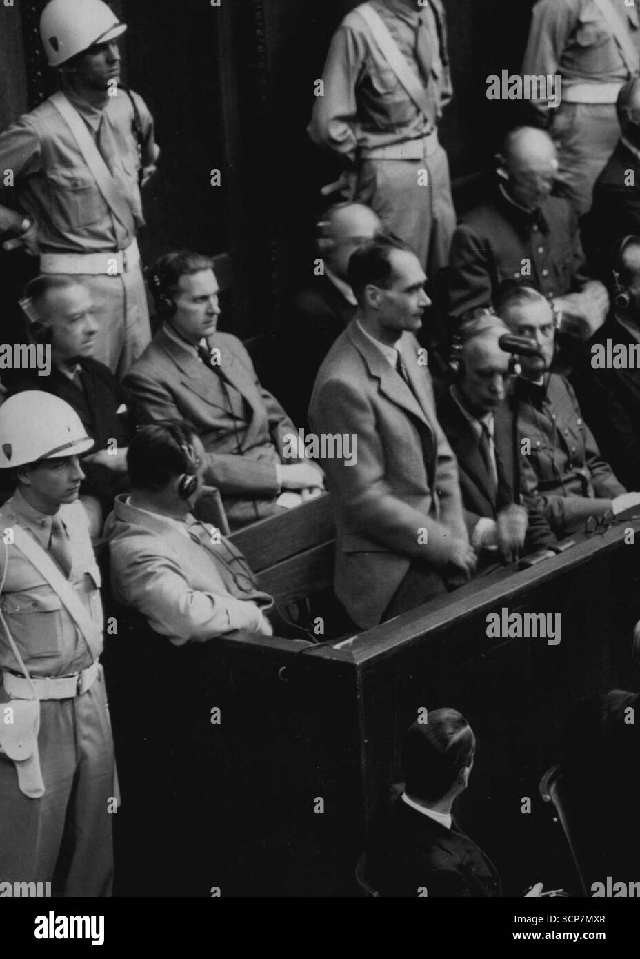 Hess plaide - premières photos de Nuremberg -- Rudolph Hess est vu faire son dernier plaidoyer devant le tribunal de Nuremberg aujourd'hui 31 août. Hermann Goering un temps Reichemarshal et chef de la Luftwaffe, a dirigé les 20 accusés de crimes de guerre au procès de Nuremberg, aujourd'hui 31 août, lorsque les chefs nazis ont fait leur plaidoyer final, avant que le tribunal adjoung pour examiner les verdicts. 13 septembre 1948. (Photo d'Associated Press photo). Banque D'Images