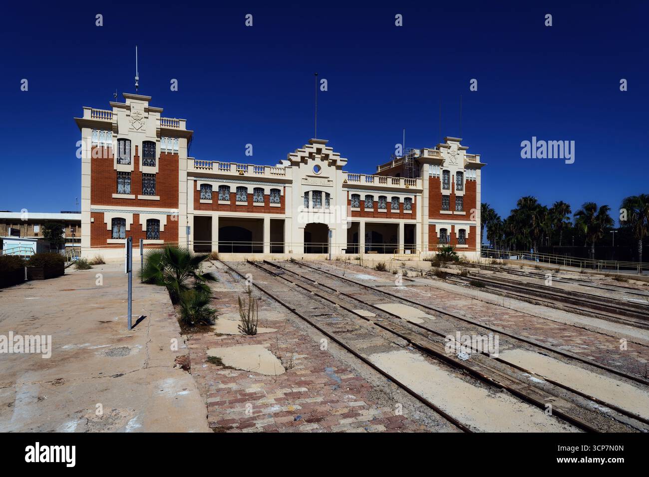 Antiguo Varadero, un ancien bâtiment historique de construction navale et de réparation de quai à Valence, en Espagne, avec une architecture saisissante sous un ciel bleu clair. Banque D'Images