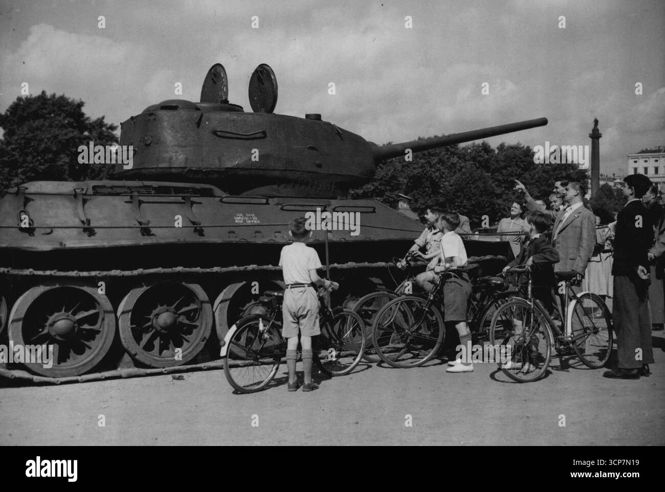 Capturé en Corée - char russe en exposition à Londres.ils sont lus du char russe T34 dans presque toutes les histoires du front de guerre coréen, maintenant ils le voient - sur la parade des gardes à cheval, Londres, dans une exposition à jour (vendredi) d'équipement russe capturé des communistes en Corée.le T34 est le char moyen russe standard, pèse 31½ tonalités, et est équipé d'un canon de 85 millimètres tirant un projectile de 20 livres. Il dispose également de deux mitrailleuses. Quatre pouces d'armure protègent l'avant de la tourelle, et trois pouces sur les côtés. Armure sur la coque est de 1,8 pouces d'épaisseur, et est bien inclinée pour donner le maximum Banque D'Images