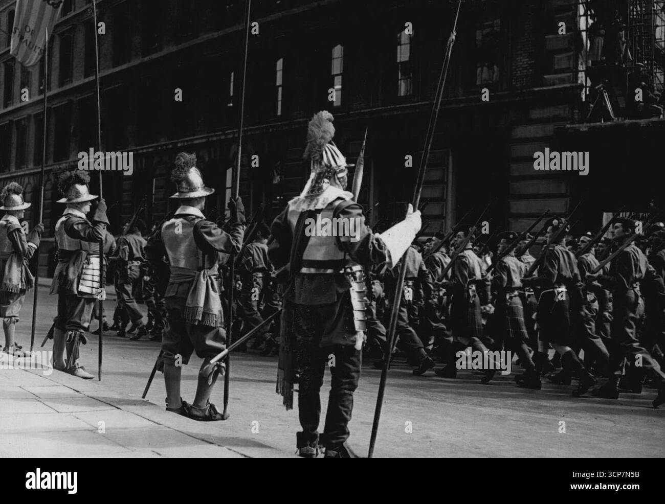 L'armée montre sa force -- l'armée -- ancienne et nouvelle. Les 'Seattles' dans leurs kilts oscillants marchent devant les pikemen de la poule. Compagnie d'artillerie bordant l'approche de la cathédrale de préparation Pauls. A l'occasion du quatrième anniversaire de la signature de la reddition allemande, un défilé de l'armée le plus important depuis les célébrations de la victoire, a eu lieu à Londres. À travers près de sept miles de West End et City Street, les longues files de véhicules blindés et des colonnes de troupes marchaient au son de la musique émouvante des orchestres militaires. 5 mai 1949. Banque D'Images