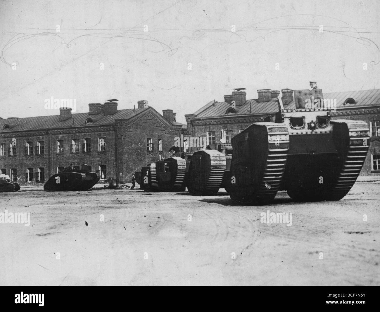 Chars russes en manœuvres -- chars de l'armée russe en route vers le campement d'été près de Moscou pour les récentes manœuvres de l'armée. Il est rapporté dans les dépêches d'aujourd'hui que le bruit d'un bombardement lourd a été entendu dans les environs de la ville russe de Matsievskaïa. On pense qu'en cas de guerre réelle, le Soviet dépendra grandement de son bataillon de chars. 8 septembre 1929. (Photo par International Newsreel photo). Banque D'Images