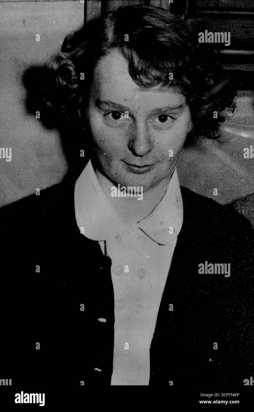 Les détectives d'homicide pensent qu'un homme qui a disparu il y a plus de 30 ans pourrait détenir la clé d'un meurtre qui a choqué Australia.The Mystery Man, un ancien chauffeur de bus, aurait maintenant 67 ans, les détectives ont révélé au Soleil aujourd'hui. Une nouvelle enquête sur la mort choquante d'une écolière de Melbourne de 15 ans, Shirley Collins, a été déclenchée suite à une affirmation d'une femme du nord de la Nouvelle-Galles du Sud selon laquelle elle connaissait le nom du tueur de la fille. 29 septembre 1953. Banque D'Images