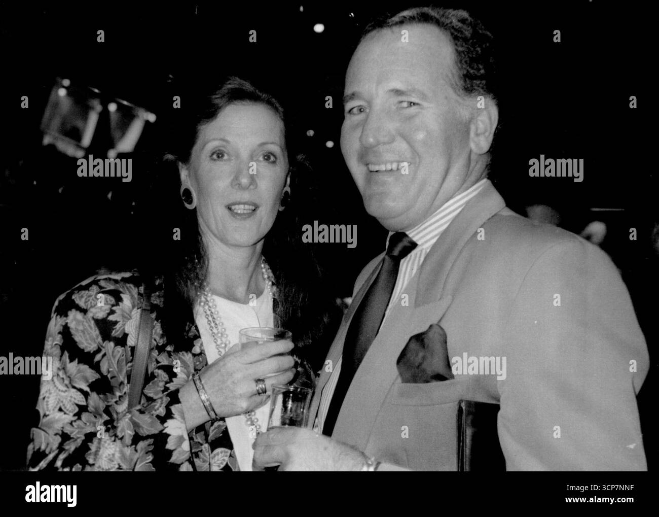 Parlez de front. Sue Lynne Gray est la femme chargée d'organiser la méga fête Mercedes-Benz d'hier soir pour 12 000 (yup, compte **** 12 000 types vraiment riches) à Darling Harbour. Tard hier, elle avait répondu à environ 200 appels la semaine dernière de personnes mendiant / plaidant / implorant des billets pour The Do.The appel le plus surprenant est venu de type de télévision actuellement au chômage qui demandait des billets pour elle-même et son mari. Un autre appelant a même offert quelques centaines de dollars pour un guernesey potentiel. Souvenez-vous, selon Deeta Colvin, un type de relations publiques, ce n'est rien de nouveau. Elle est déjà fieldin Banque D'Images