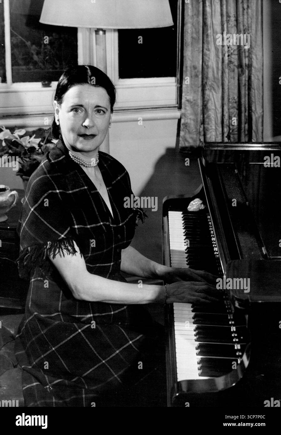 Harriet Cohen rejoue après ***** Blessure -- Mlle Harriet Cohen, au piano. Harriet Cohen, célèbre pianiste de concert, a recommencé à jouer, après une longue absence du clavier. Il y a près de deux ans, elle s’est coupée une artère au poignet droit après une chute, cette semaine l’exposante de Bach aux cheveux foncés de 48 ans est retournée chez elle, près de Portland place, pour ses exercices de piano. « Ce sera comme tout recommencer », a-t-elle dit. 20 janvier 1950. (Photo Fox photos). Banque D'Images