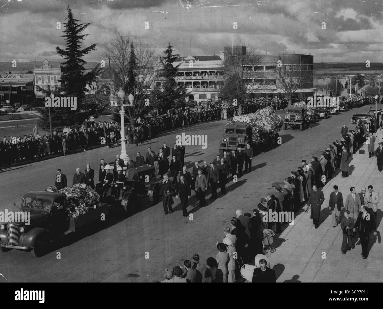 Ci-dessus : les funérailles de Joseph Benedict Chifley, ancien premier ministre, se déroulent lentement le long de Russell en route vers le cimetière de Bathurst hier après-midi, tandis que les gens se tiennent en hommage silencieux. Les porteurs de Pall marchent à côté du chariot de canon portant le cercueil enveloppé de drapeau. 18 juin 1951. Banque D'Images