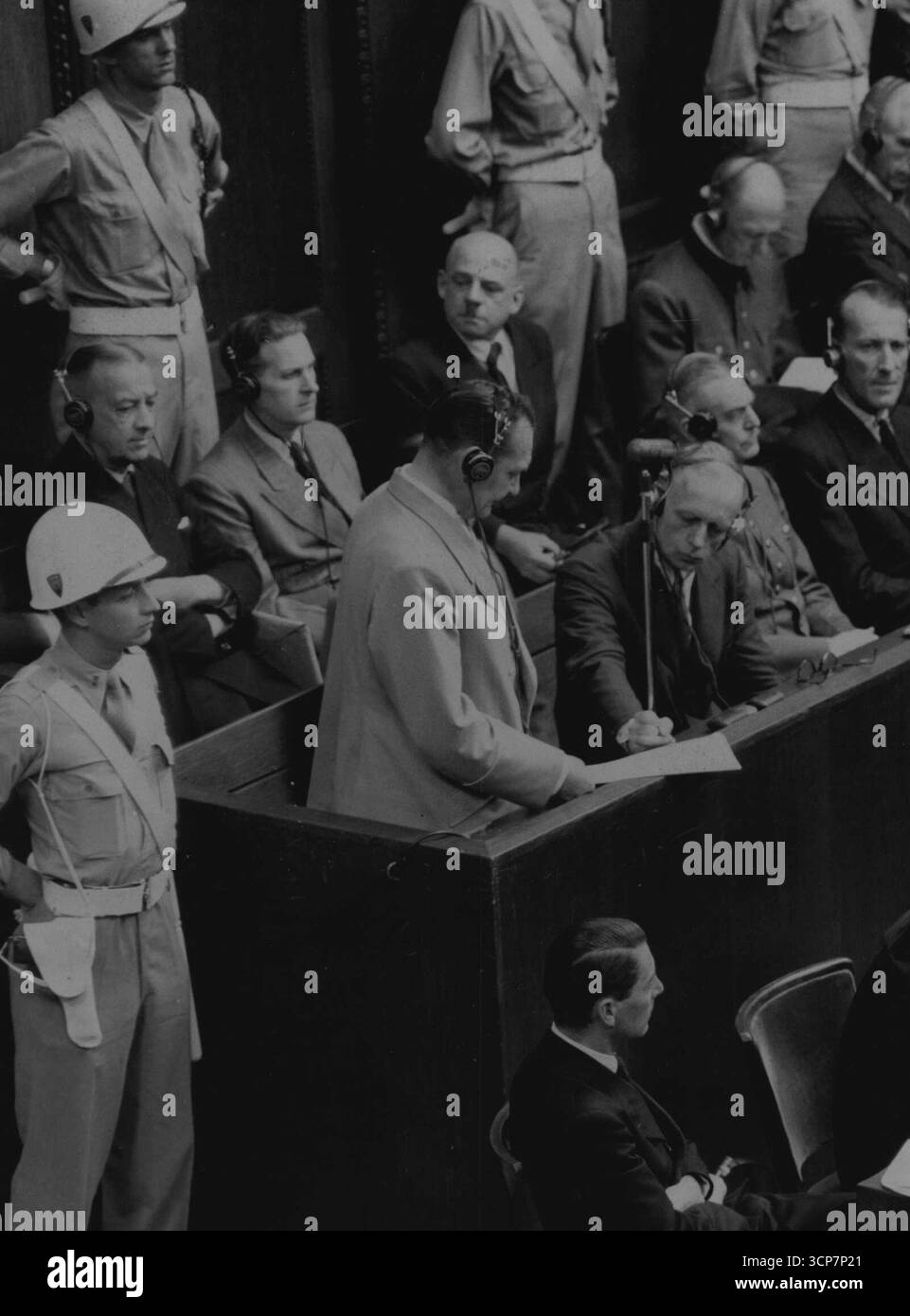 Goering - IAM innocent, premières photos, de Nuremberg -- Herman Goering est vu faire son dernier plaidoyer au tribunal de Nuremberg aujourd'hui 31 août.Hermann Goering un temps Reichsmarshal et chef de la Luftwaffe, a dirigé les 20 accusés de crimes de guerre au procès de Nuremberg, aujourd'hui 31 août, quand les chefs nazis ont fait leur dernier ***** , Avant que la cour adjounce à considérer les verdicts. 12 septembre 1946. (Photo par photo de presse associée). Banque D'Images