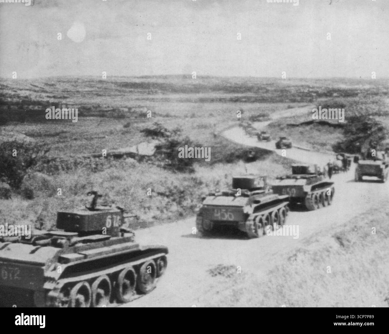 Les chars soviétiques se déplacent -- les chars russes roulent le long d'un ***** Route de l'occupation de la Bessarabie par l'Armée rouge l'été dernier. Tôt aujourd'hui, l'Allemagne a déclaré la guerre contre la Russie et ***** Premier ministre roumain, ordonna à ses troupes de traverser la rivière Prut et de reconquérir les provinces de Bessarabie et ***** . 22 juin 1941. (Photo par AP Wirephoto) Banque D'Images