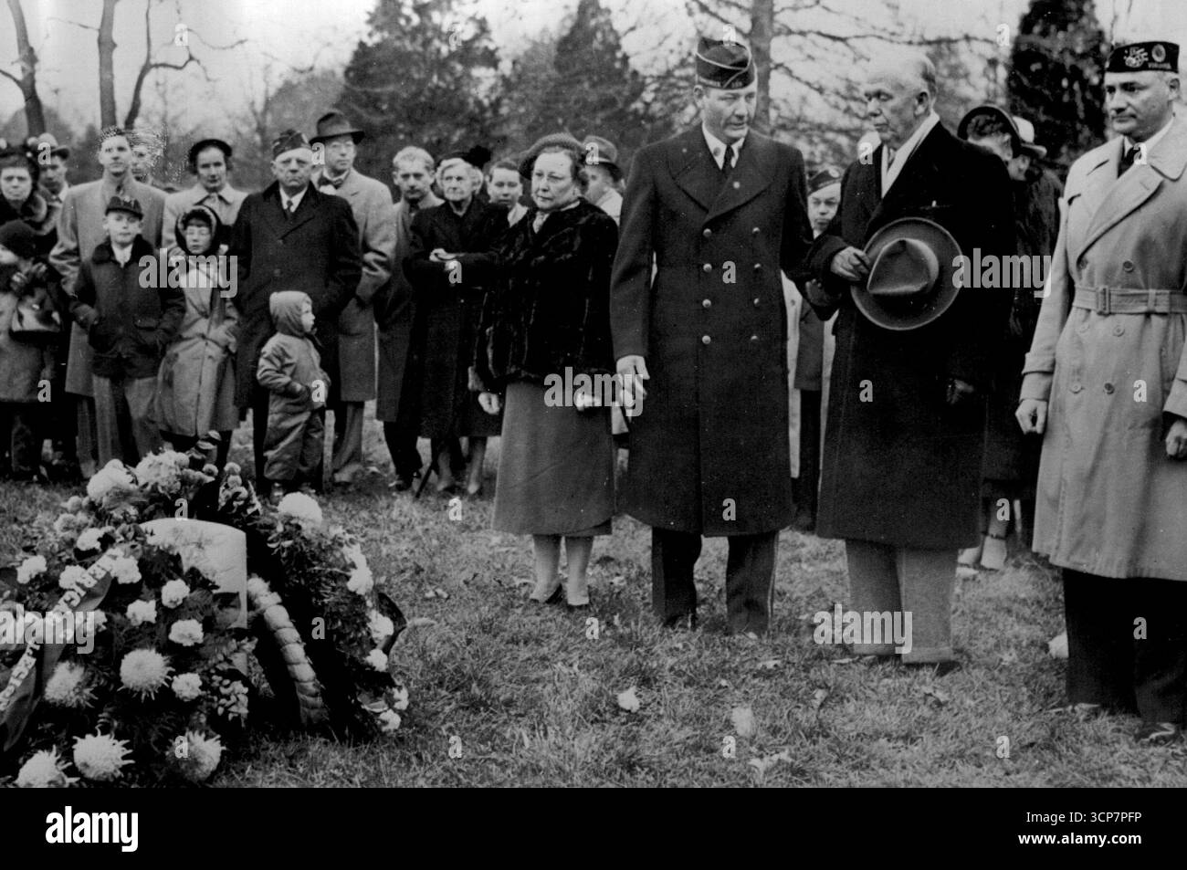 Marshall visite la tombe de Pershing -- le général George C. Marshall (deuxième à partir de la droite), secrétaire à la Défense, rend hommage à la mémoire du général John J. Pershing lors d'une visite à la tombe du chef de la première Guerre mondiale dans le cimetière national d'Arlington aujourd'hui. Erle Cocke, Jr., de Dawson, G.A., commandants nationaux de la Légion américaine, tient le bras de Marshall. MRS Willis C. Reed, président auxiliaire de la Légion, est aux côtés de Cocke. Autres non identifié. 11 novembre 1950. (Photo de AP Wirephoto). Banque D'Images