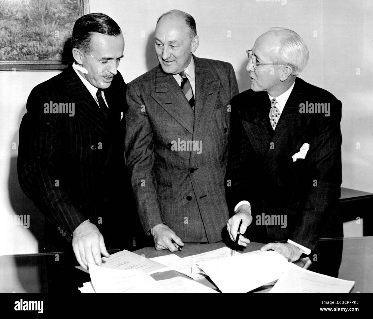 Des représentants du Commonwealth d'Australie ont passé un contrat pour acheter cinq Convair-240 bimoteurs de la Consolidated Vultee Aircraft Corporation. Sur la photo ci-dessus, après la signature officielle à New York, se trouvent Lester Brain, directeur général de TRANS-Australia Airlines ; A. W. Coles, président de l'Australian National Airlines Commission ; et William A. Blees, vice-président chargé des ventes pour Consolidated Vultee. 21 janvier 1947. Banque D'Images