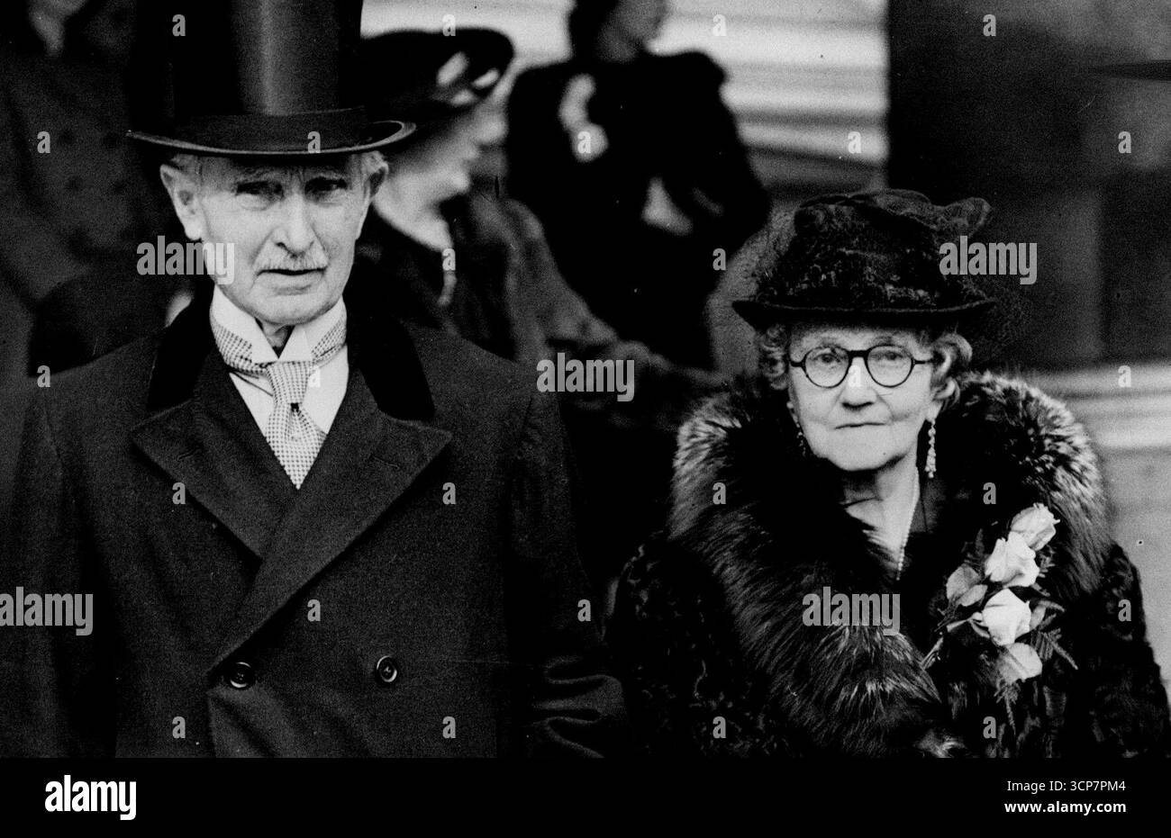 Fille de Sir James Connolly Weds à Londres - Sir James et Lady Connolly partant après la cérémonie. Le mariage entre Mlle Diana Connolly, fille de Sir James Connolly ancien agent général pour l'Australie occidentale, et le major Bevan, gardes gallois, a eu lieu à Brompton Oratory, à Londres. 5 novembre 1936. (Photo de Sport & General Press Agency Limited) Banque D'Images