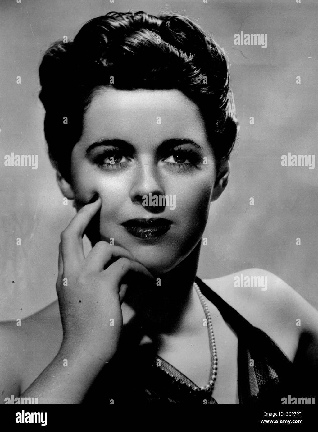 Rada Penfold Collins était une aubaine pour les potins affamés Sydney dans les années ternes de la seconde Guerre mondiale. Elle était d'une beauté frappante dans ses jeunes jours, mais progressivement sa personnalité roulante a pris le dessus - explosant des colonnes sociales. Elle était toujours bonne pour une photo d'actualité ou une citation « choquante ». 4 août 1942. Banque D'Images