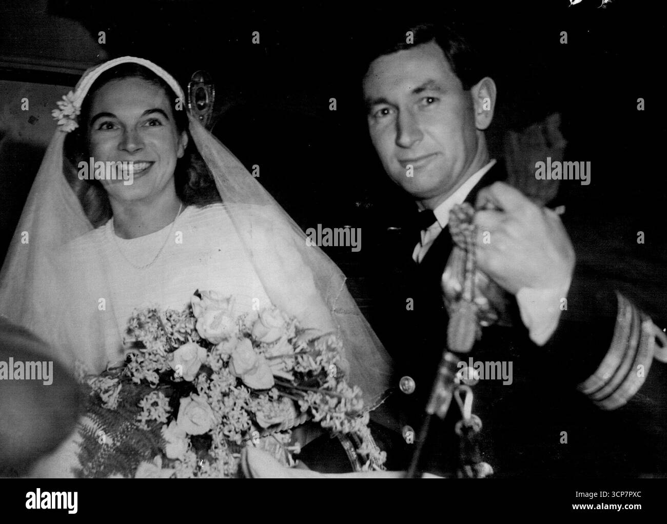 Le lieutenant-commandant William Cook RAN et sa mariée quittent l'église de Mark, Darling point, après leur mariage hier après-midi. Avant son mariage, MRS Cook était Mlle Pamela Owen, fille unique du M.R. juge W. F.L. Owen et de MRS Owen, de Rose Bay. 11 juillet 1940. Banque D'Images