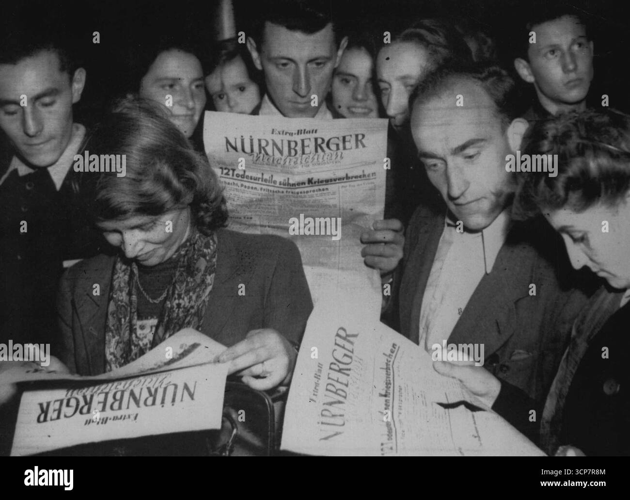 Les Allemands lisent les verdicts de Nuremberg -- les citoyens de Nuremberg se rassemblent pour lire le verdict du tribunal militaire international dans les journaux locaux, le 1er octobre, lorsque Hermann Goering et onze autres disciples d'Hitler ont été condamnés à pendre, sept condamnés à des peines d'emprisonnement, et trois acquittés et libérés. 9 octobre 1946. (Photo d'Associated Press photo). Banque D'Images