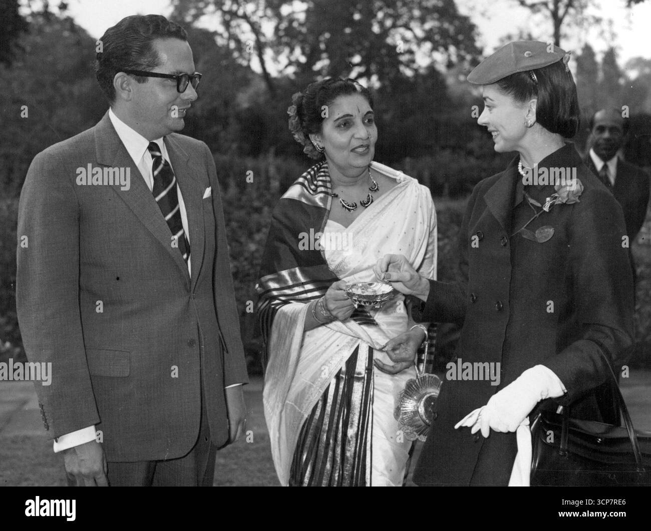 Exception du haut-commissaire de Ceylan - la ballerine britannique, Margot Fonteyn et son mari l'ambassadeur panaméen Dr Roberto Arias discutant avec Lady Corea.problème lors de la fête de jardin donnée par Sir Claude Corea le haut de Ceylan. Commissaires et sa femme à leur domicile à Kensington était - où mettre les verres vides. Certaines personnes cachaient les leurs sous les rosiers. M. Gwilym Lloyd George, le ministre de l'intérieur, a agi comme serveur à nous, il a trouvé cela embarrassant. Le rôle appelait des explications continues. 14 juin 1955. (Photo par Evening Standard Picture) Banque D'Images